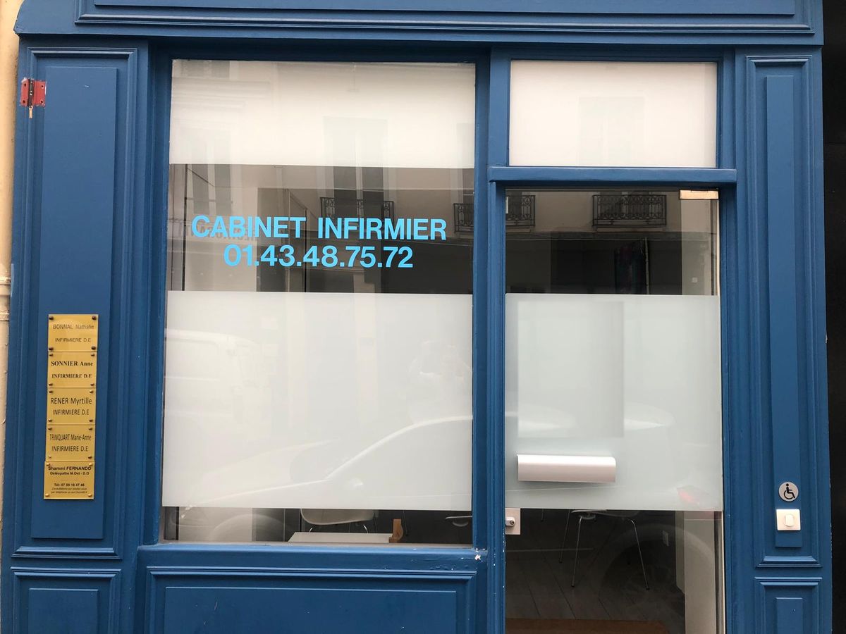 La devanture bleue du cabinet, 107 rue de la Réunion